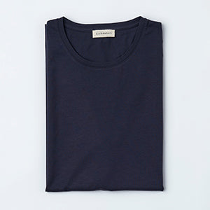 Zusammengelegtes T-Shirt in Navy aus Bio-Baumwolle auf weissem Hintergrund