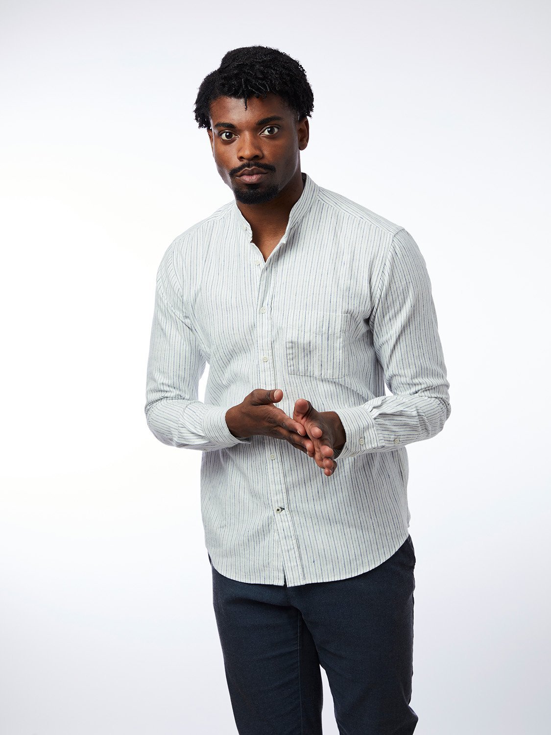 carpasus sustainable organic cotton and linen shirt scurido white/blue. Nachhaltiges Carpasus Hemd Scurido aus Bio Baumwolle und Leinen in Weiss/Blau