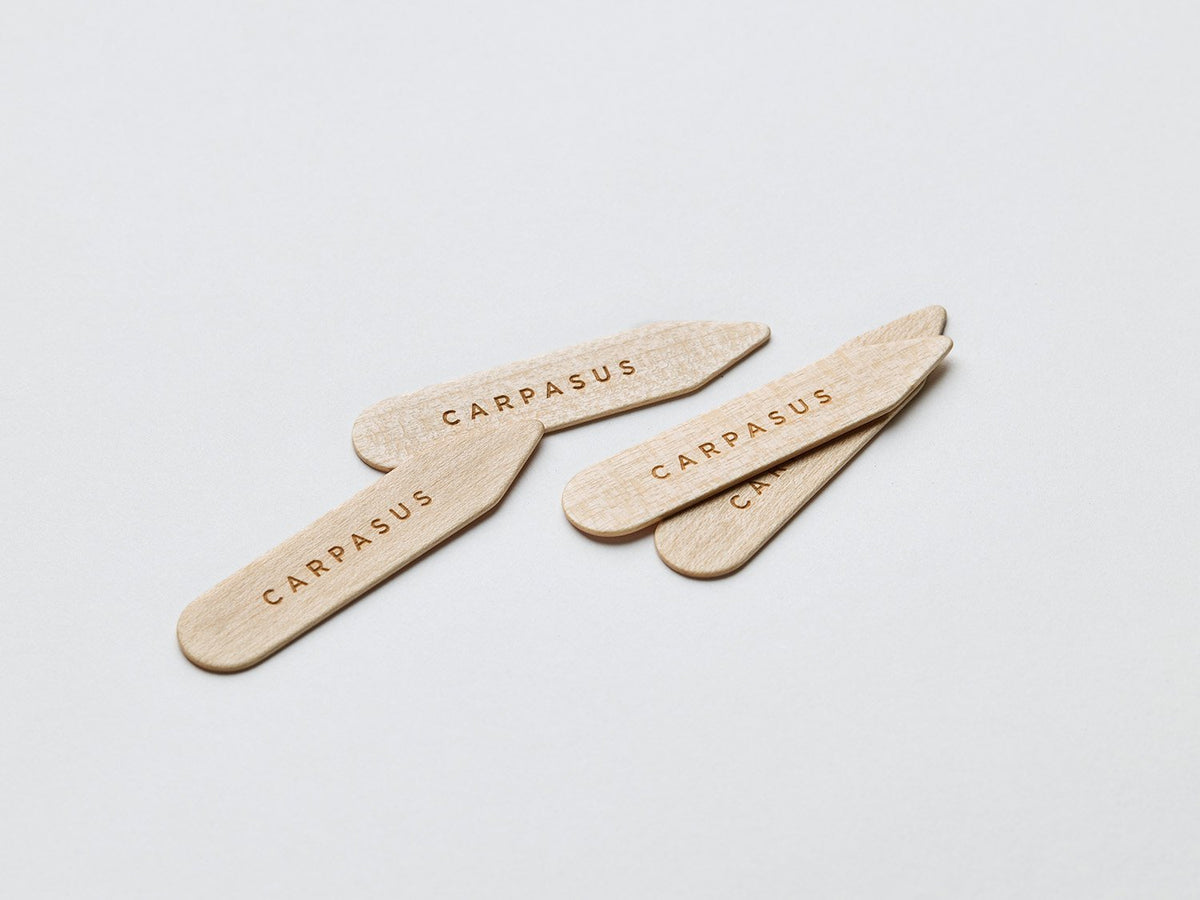 carpasus collar stays made of certified maple wood. Carpasus Kragenstäbchen aus zertifiziertem Ahorn HOlz