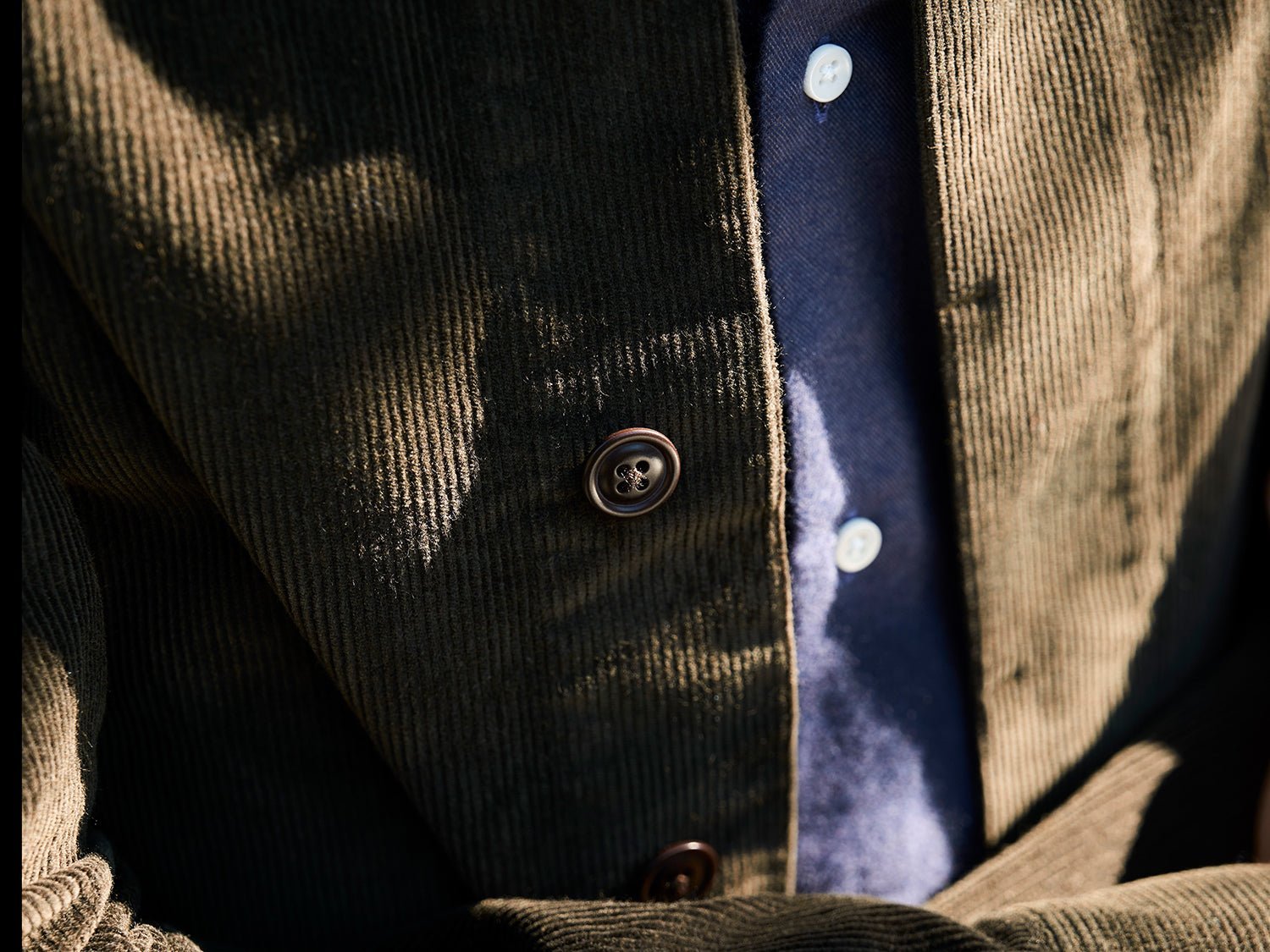 carpasus sustainable organic cotton corduroy overshirt olive. Nachhaltiges Carpasus Overshirt Cord aus Bio Baumwolle in Olive