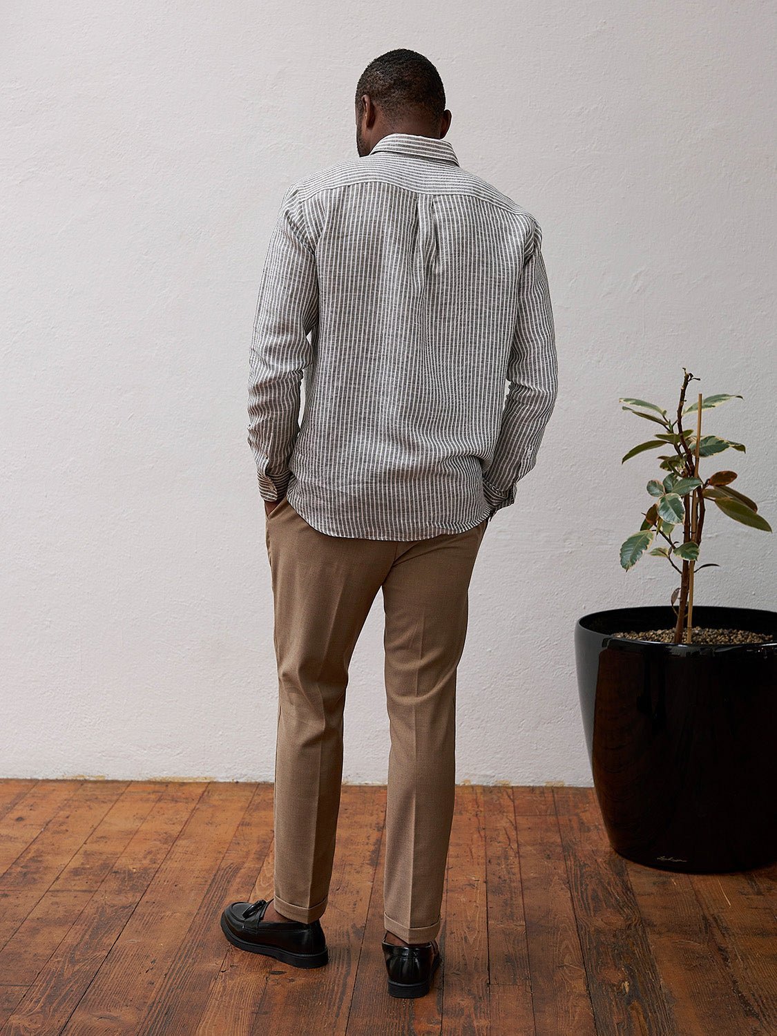 carpasus sustainable organic linen shirt stripes khaki white. Nachhaltiges Carpasus Hemd aus Bio Leinen mit Streifen Khaki Weiss