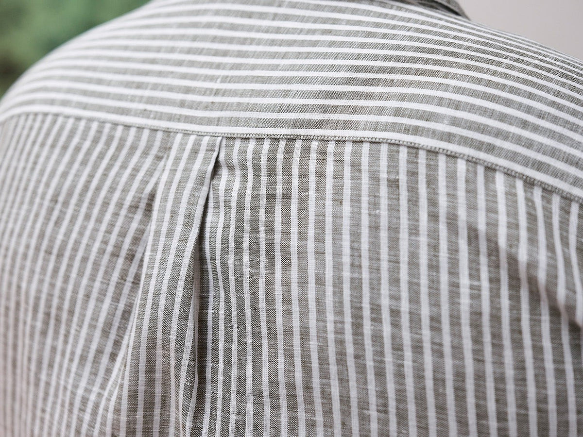 carpasus sustainable organic linen shirt stripes khaki white. Nachhaltiges Carpasus Hemd aus Bio Leinen mit Streifen Khaki Weiss