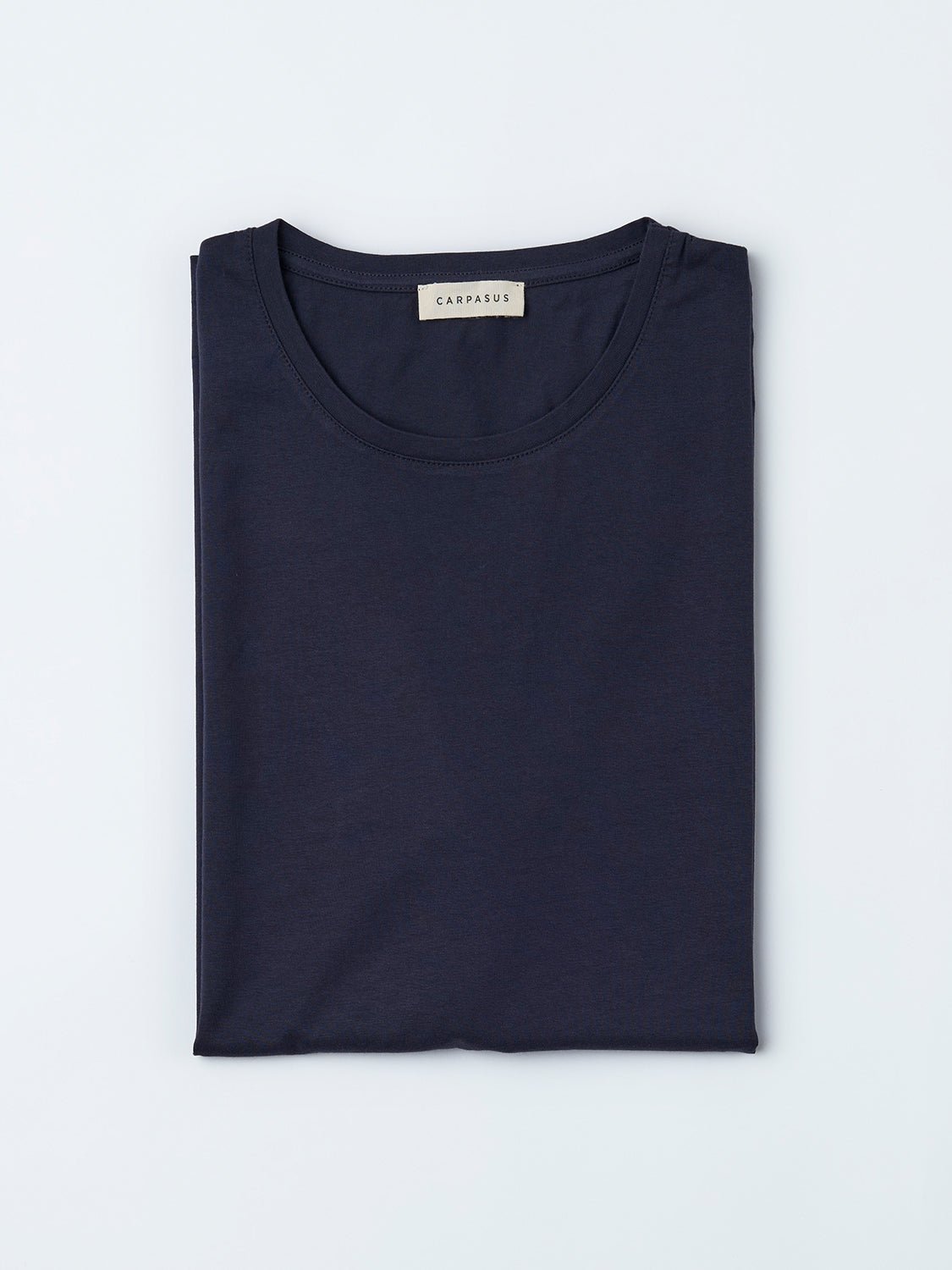 Mann mit T-Shirt aus Bio-Baumwolle in Farbe Navy