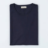 Mann mit T-Shirt aus Bio-Baumwolle in Farbe Navy