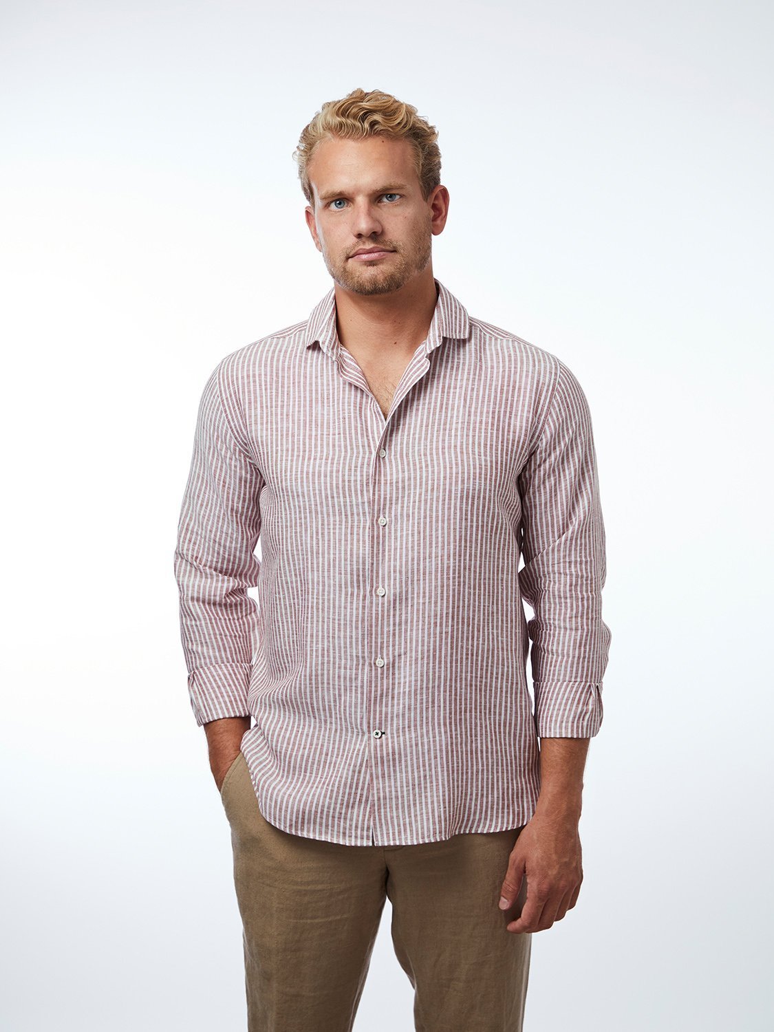 carpasus sustainable organic linen shirt stripes rust white. Nachhaltiges Carpasus Hemd aus Bio Leinen mit Streifen Rost Weiss