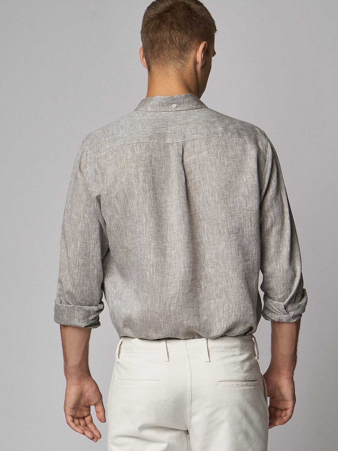 carpasus sustainable organic linen shirt single color khaki. Nachhaltiges Carpasus Hemd aus Bio Leinen in Khaki