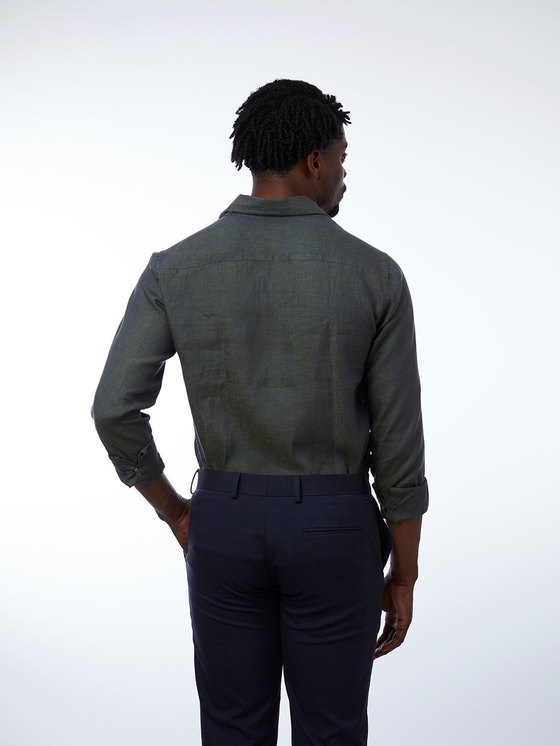 carpasus sustainable organic linen shirt semi casual single color moss. Nachhaltiges Carpasus Hemd Semi Casual aus Bio Leinen in Moss