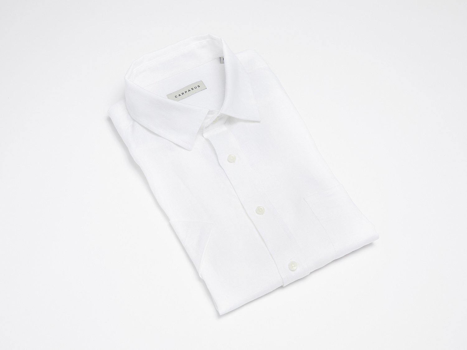 carpasus sustainable organic linen short sleeve shirt white. Nachhaltiges Carpasus Hemd Kurzarm aus Bio Leinen in Weiss.