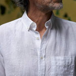 carpasus sustainable organic linen shirt single color white. Nachhaltiges Carpasus Hemd aus Bio Leinen in Weiss