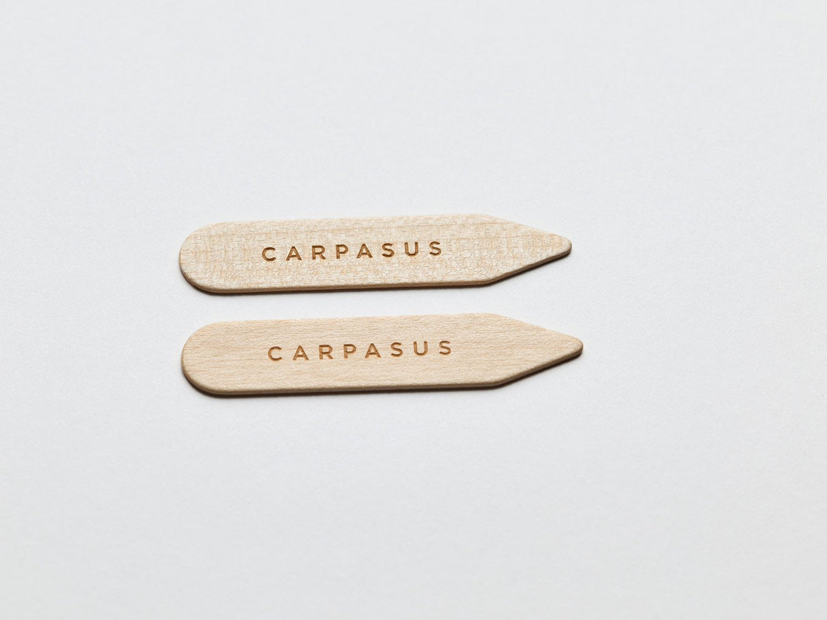 carpasus collar stays made of certified maple wood. Carpasus Kragenstaebchen aus zertifiziertem Ahorn Holz