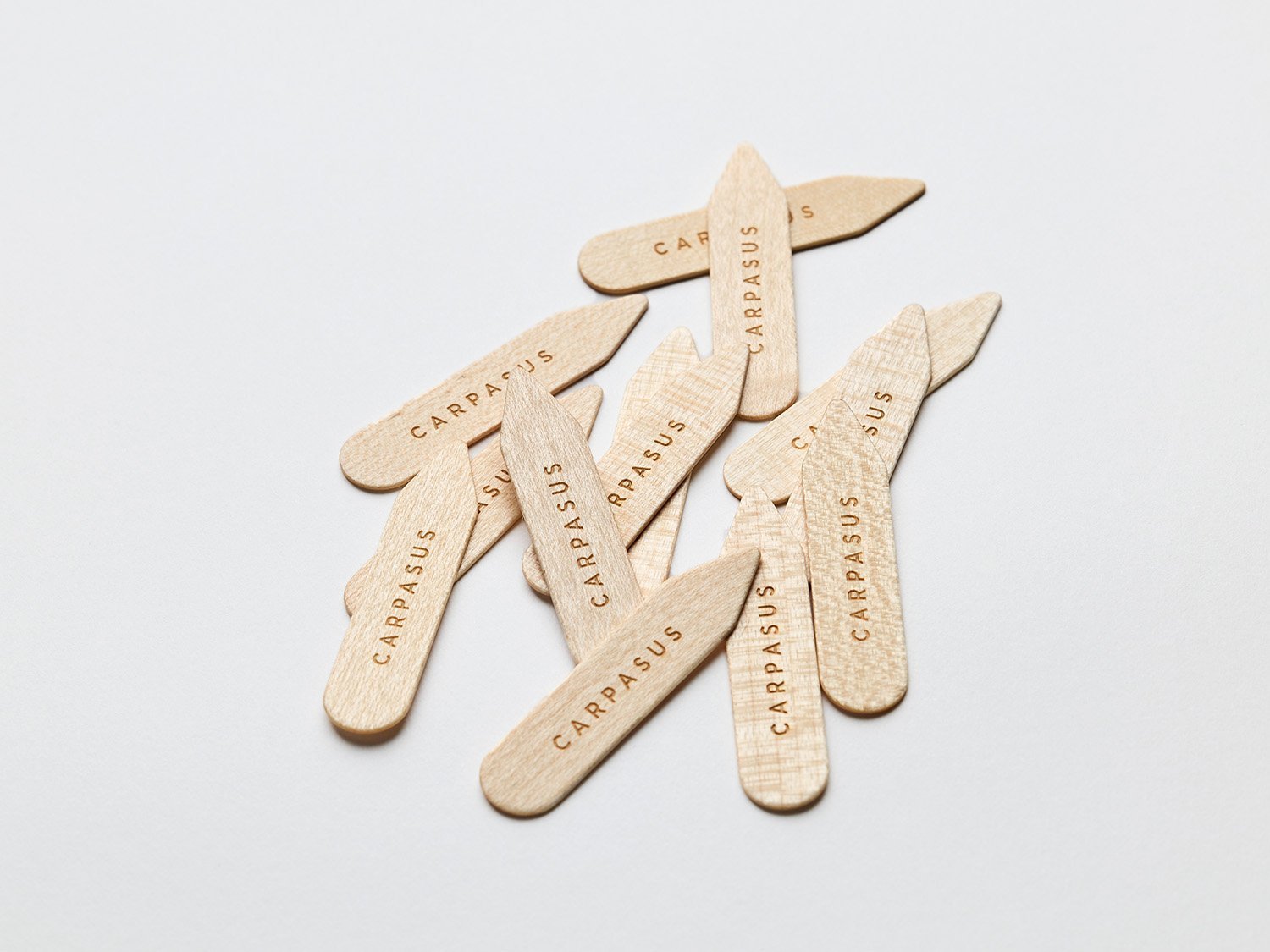 carpasus collar stays made of certified maple wood. Carpasus Kragenstaebchen aus zertifiziertem Ahorn Holz