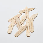 carpasus collar stays made of certified maple wood. Carpasus Kragenstaebchen aus zertifiziertem Ahorn Holz