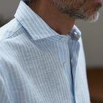 carpasus sustainable organic linen shirt stripes lightblue white. Nachhaltiges Carpasus Hemd aus Bio Leinen mit Streifen Hellblau Weiss
