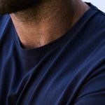 Mann trägt T-shirt aus Bio-Baumwolle in Navy