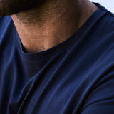 Mann trägt T-shirt aus Bio-Baumwolle in Navy