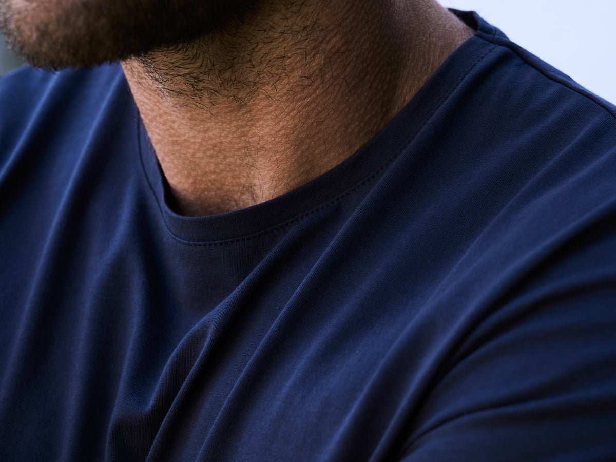 Mann trägt T-shirt aus Bio-Baumwolle in Navy